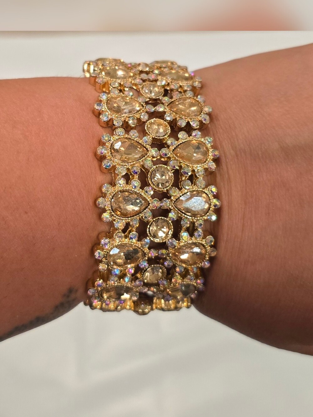 Monet Gold Tone sparkly Stretch Bracelet With Tear Drop Shaped Jewels - Picture 3 of 7